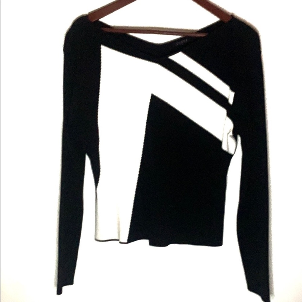 Cyrus Black & White V-neck Long-sleeve Top